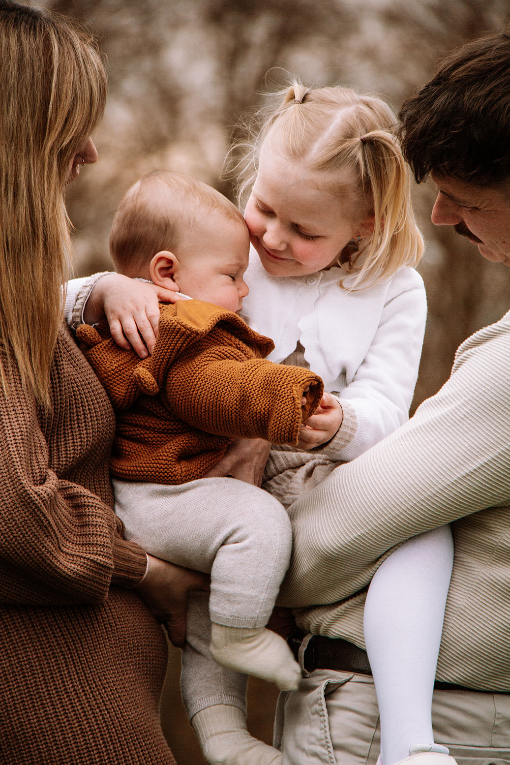 Eine Familie dicht an dicht. Die Kinder zwischen den Eltern in sicherer Geborgenheit. 
